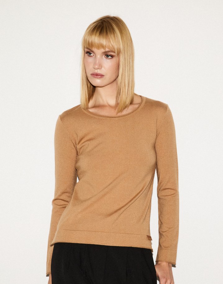 Knit blouse with neckline