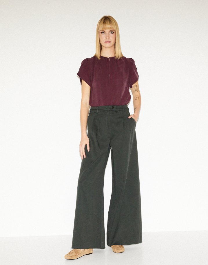 Trousers with double pleat