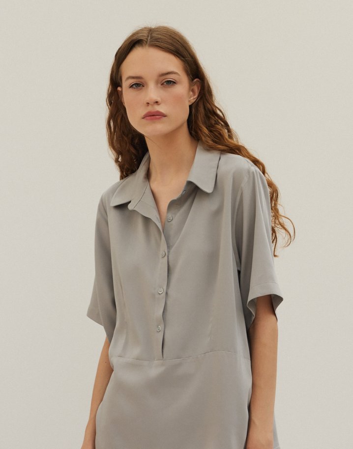 Blouse with collar