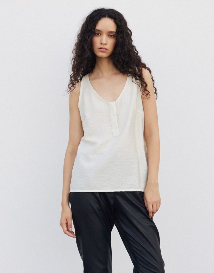 Sleeveless top with button