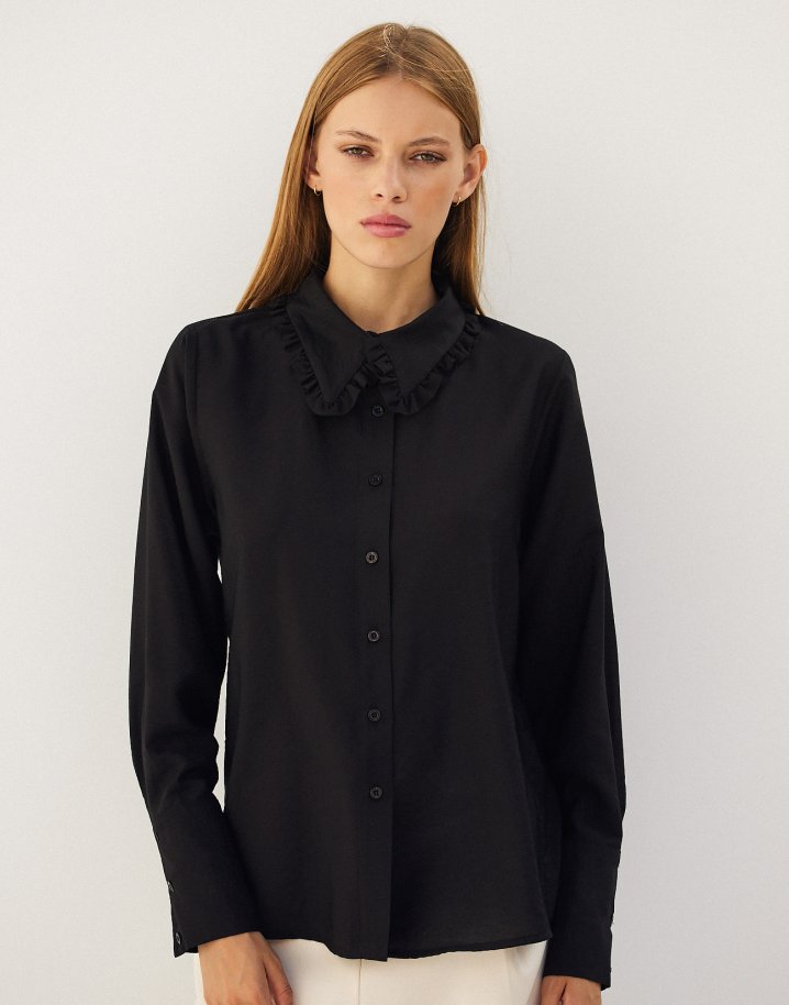 Shirt with ruffled collar