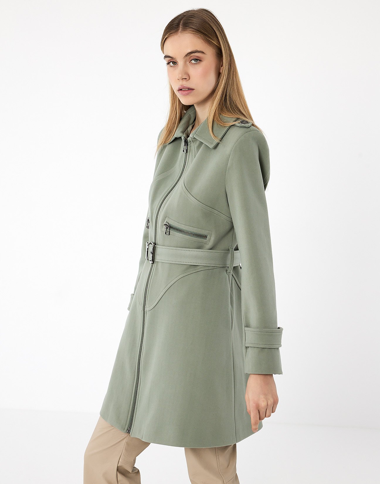 Coat with zip