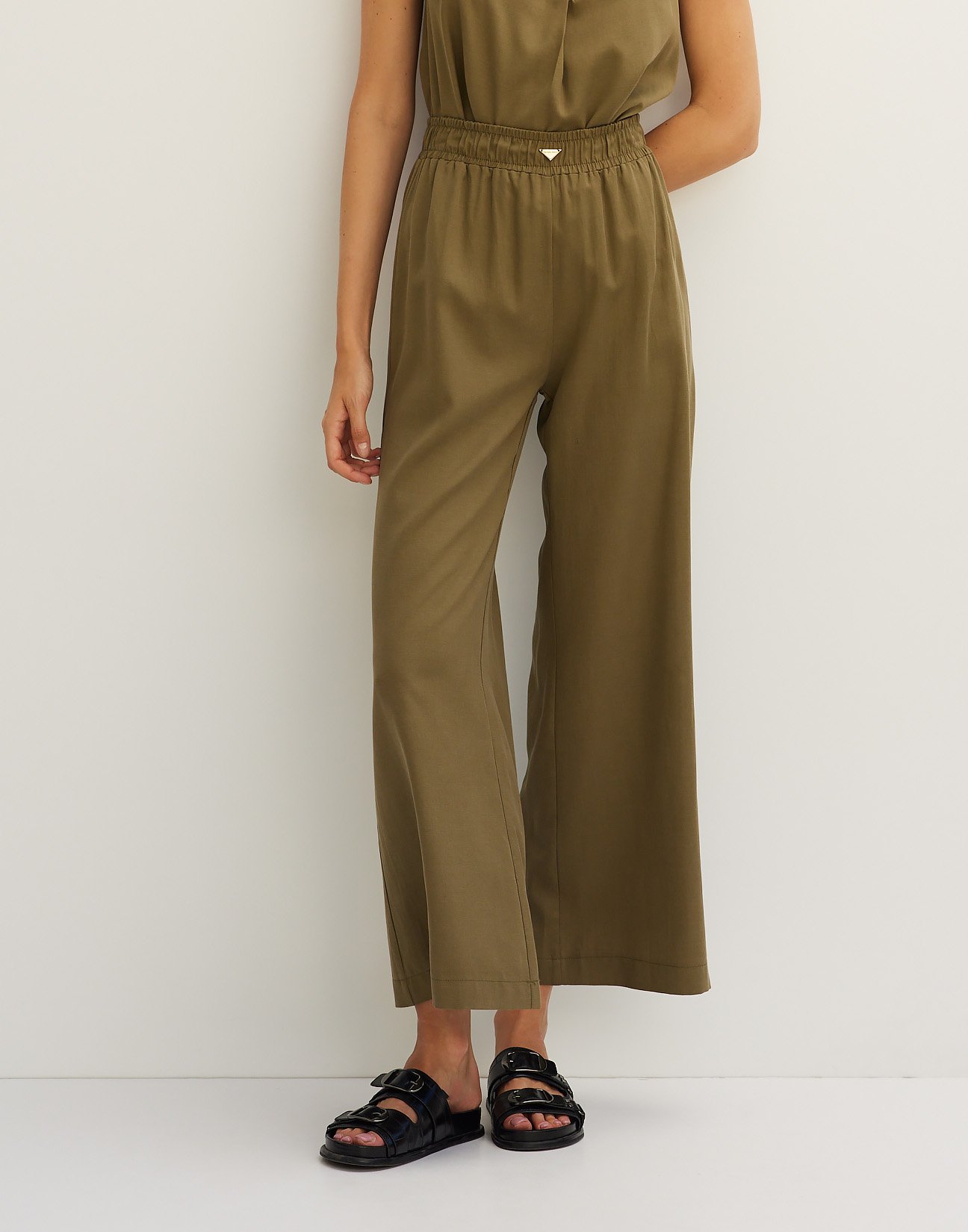 Trousers with elastic waist