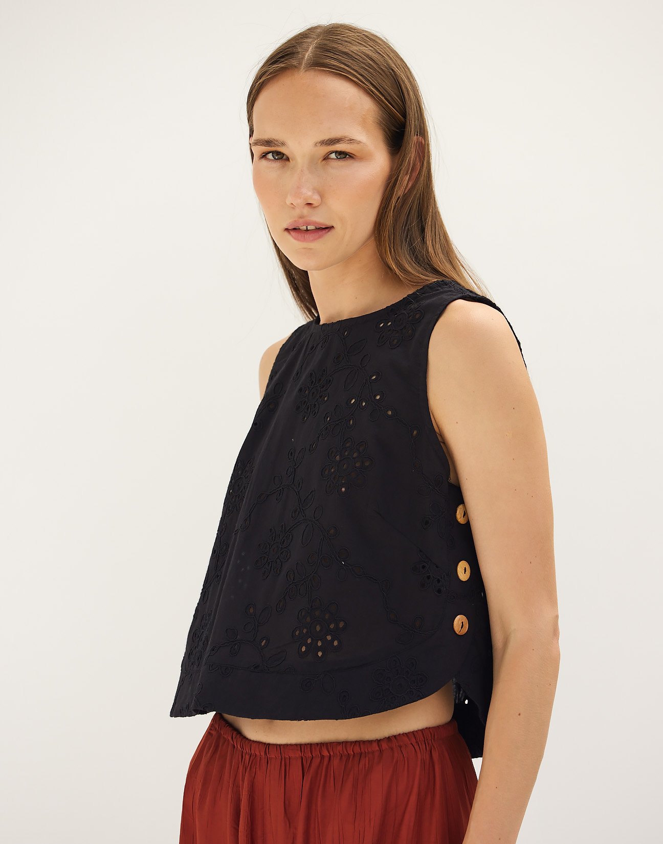 Embroidery sleeveless top