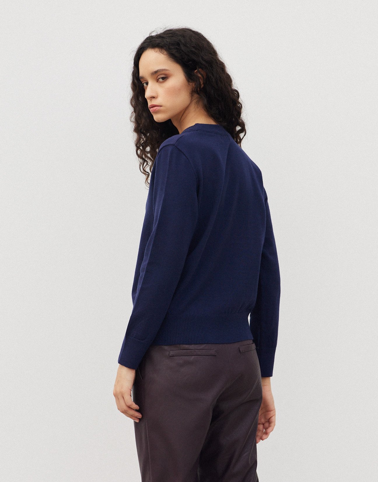 Neckline knit blouse