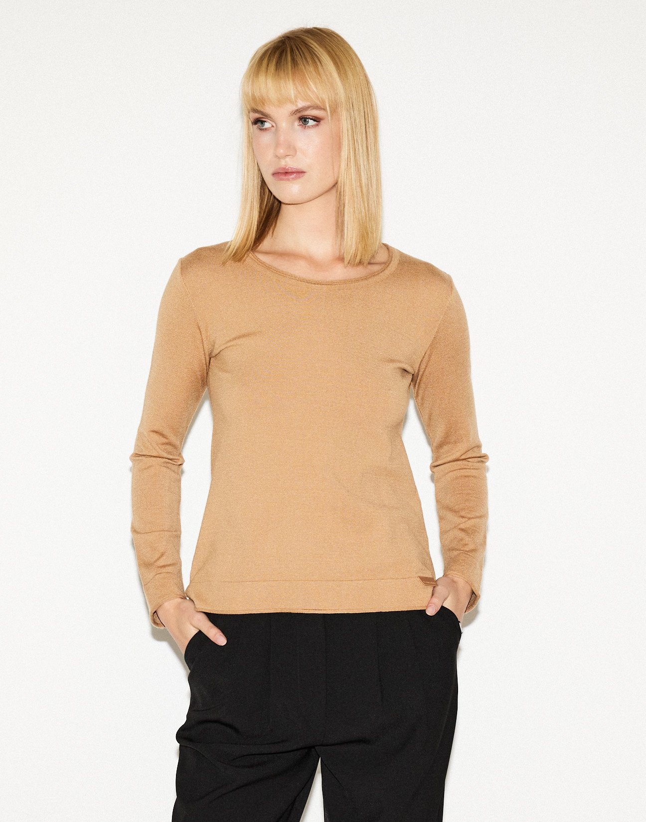 Knit blouse with neckline