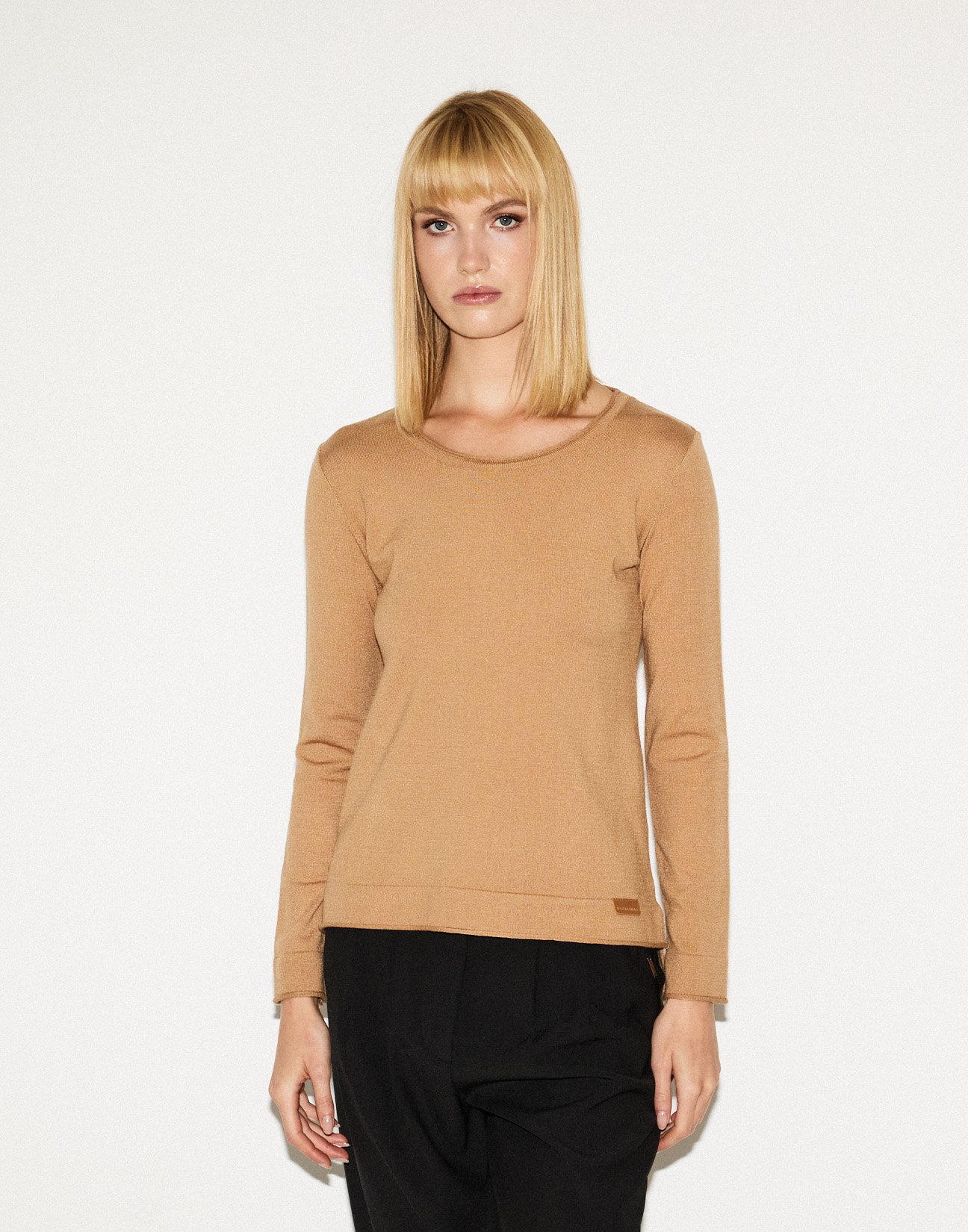 Knit blouse with neckline