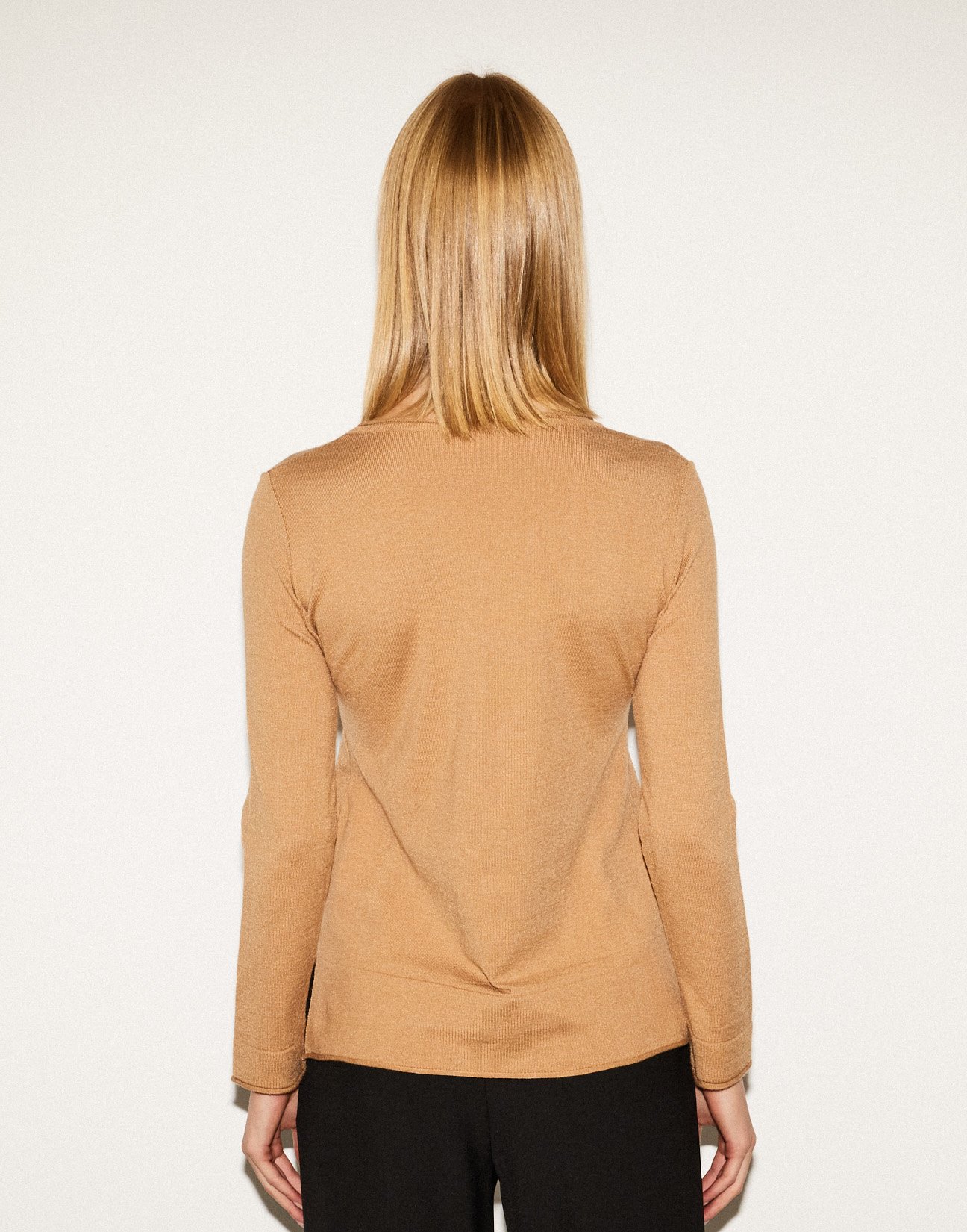 Knit blouse with neckline