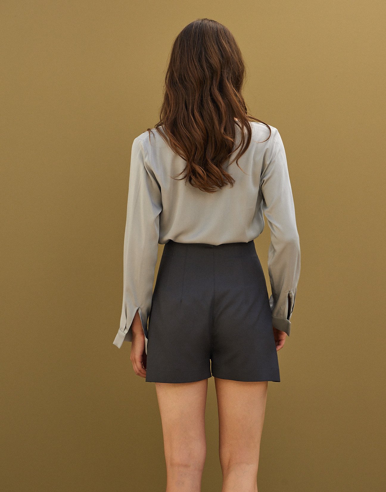 High waist shorts with seam