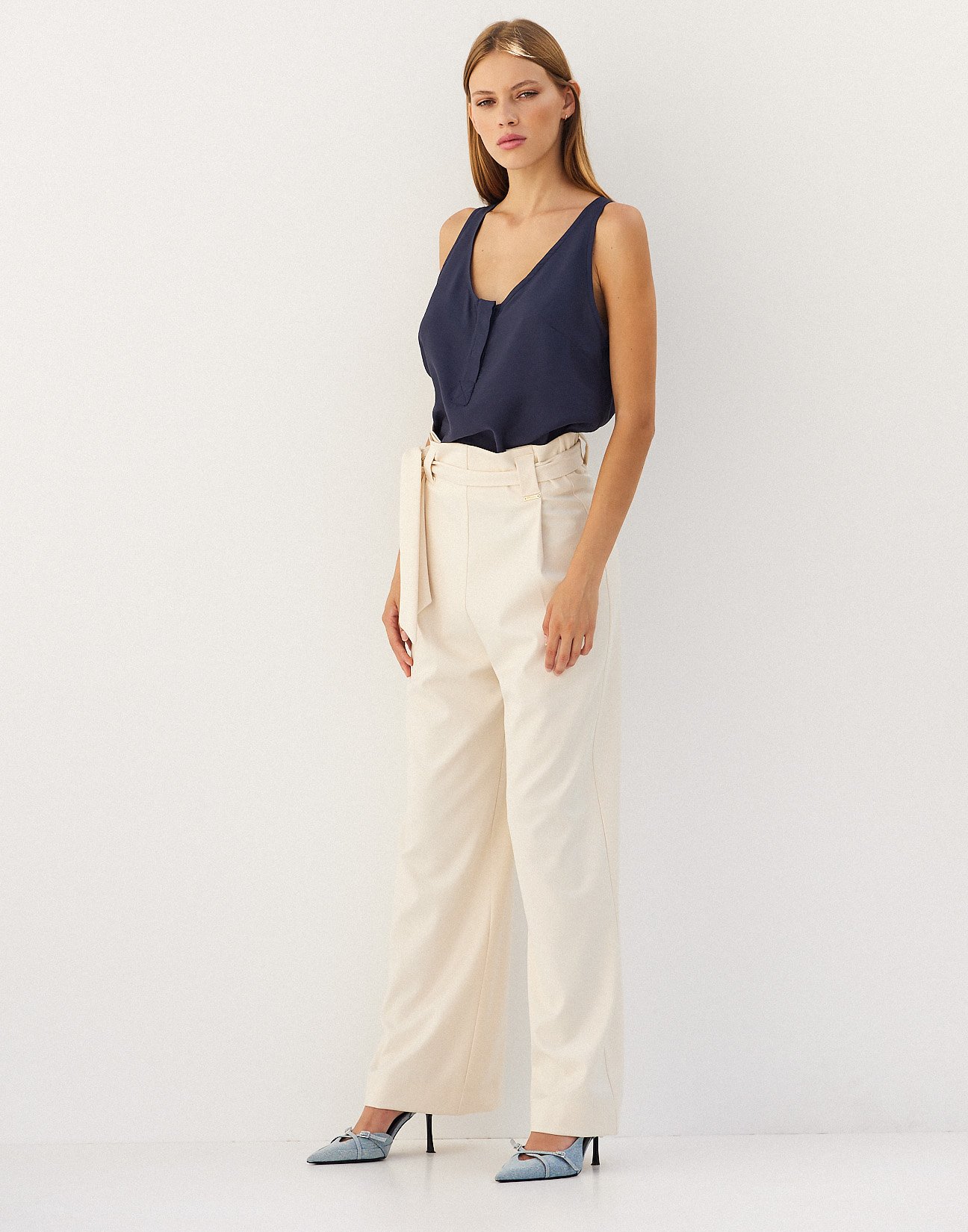 Trousers with belt