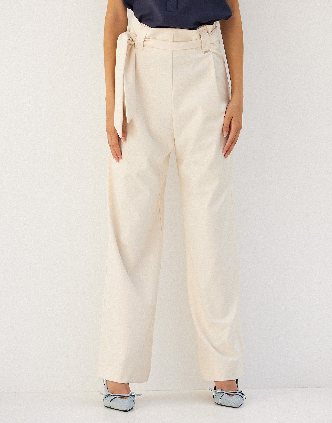 Trousers with belt