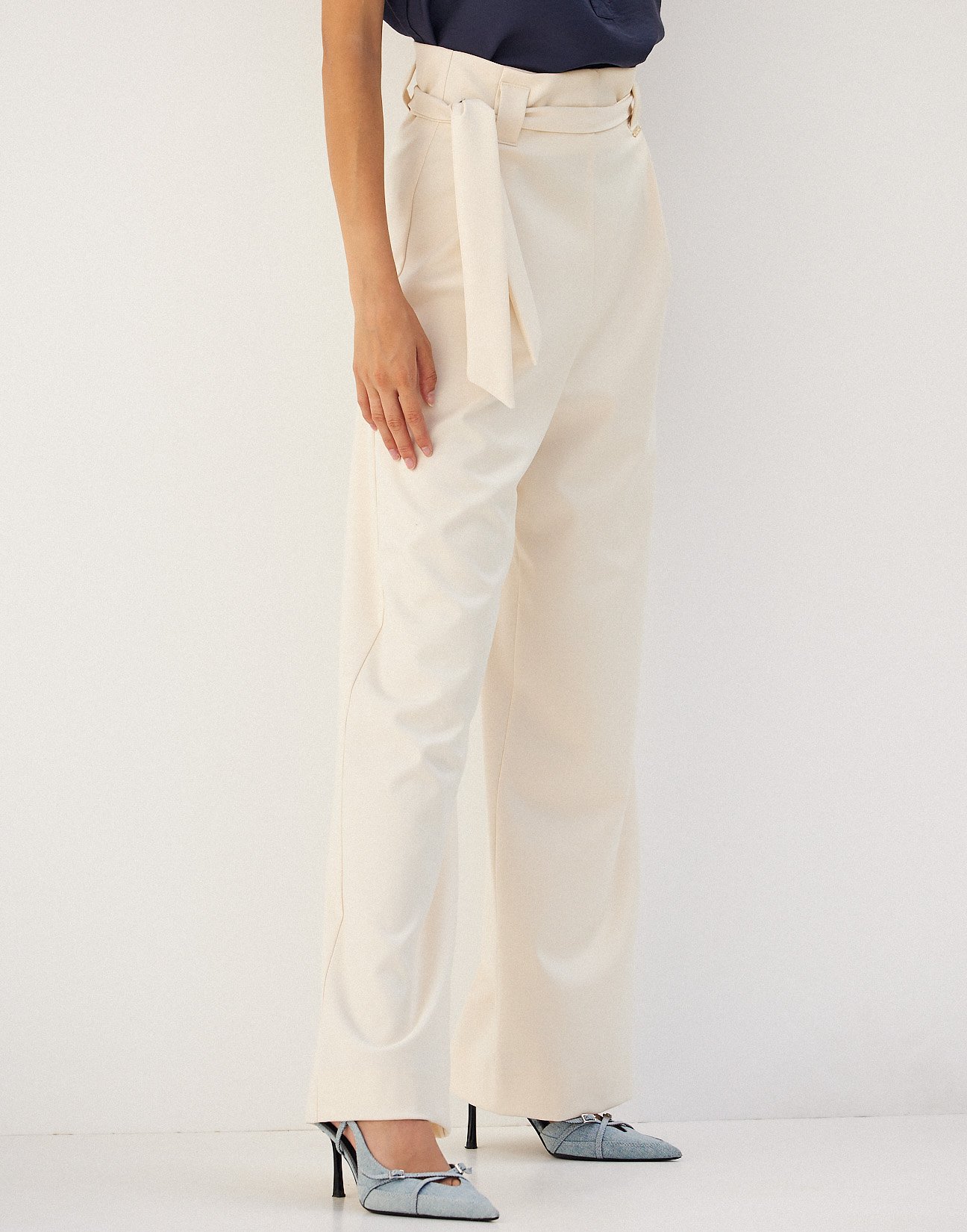 Trousers with belt