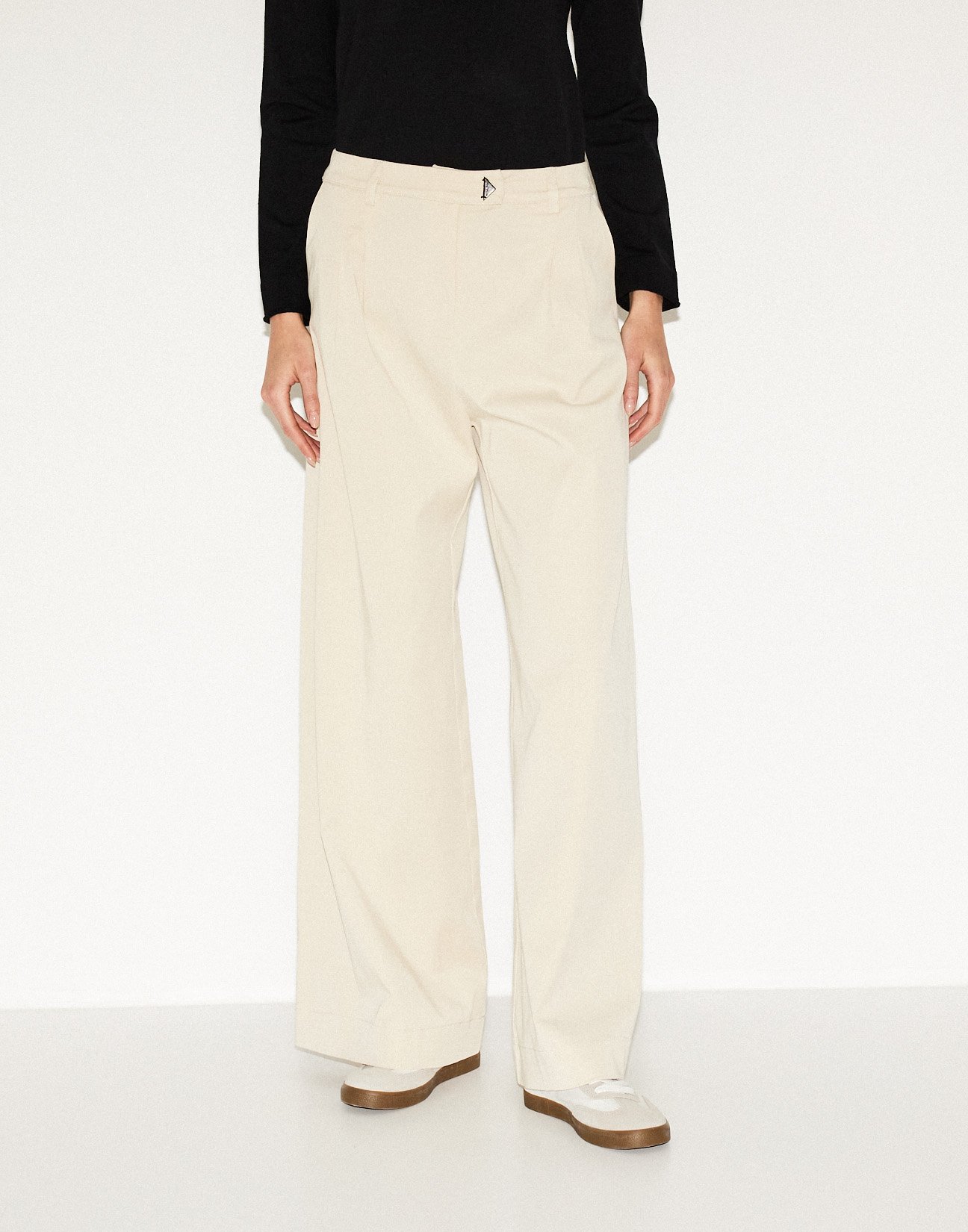 Trousers with double pleat