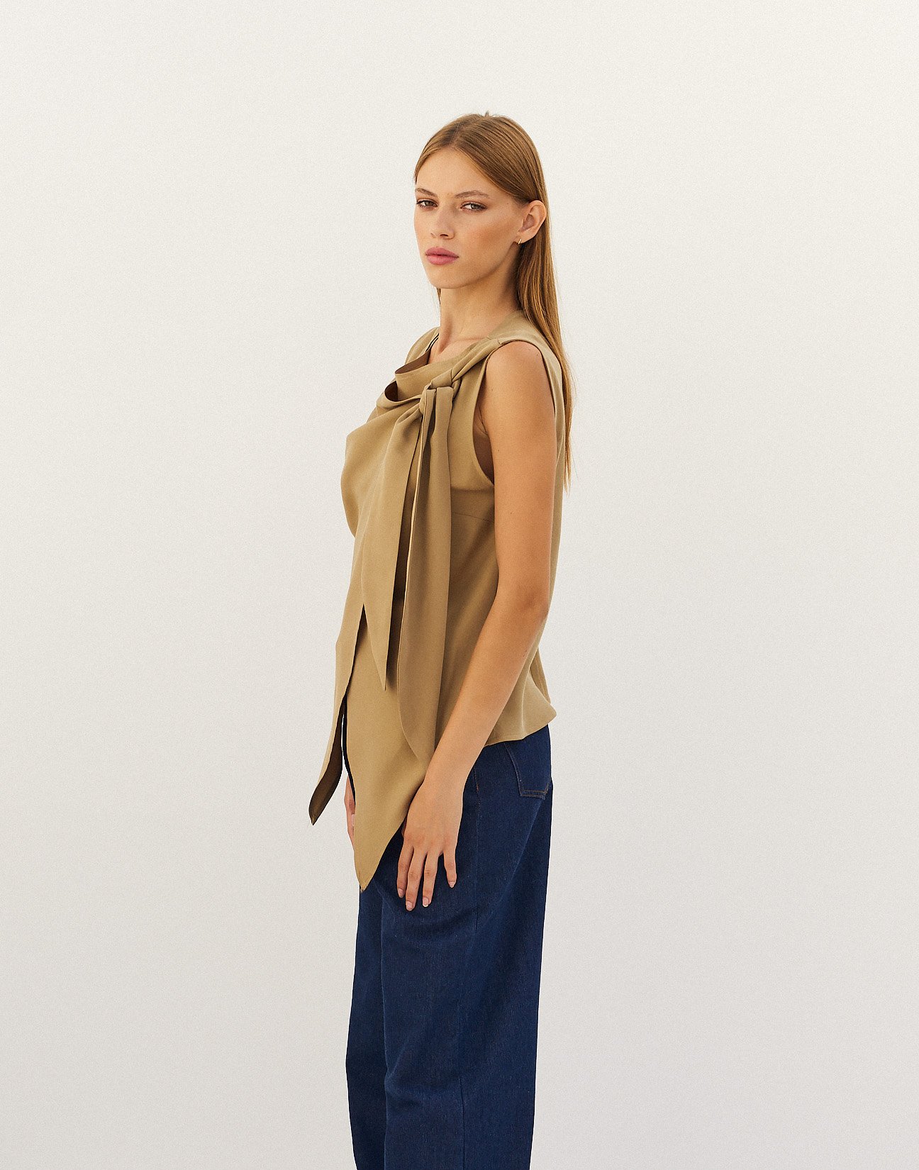 Asymmetric top with tie