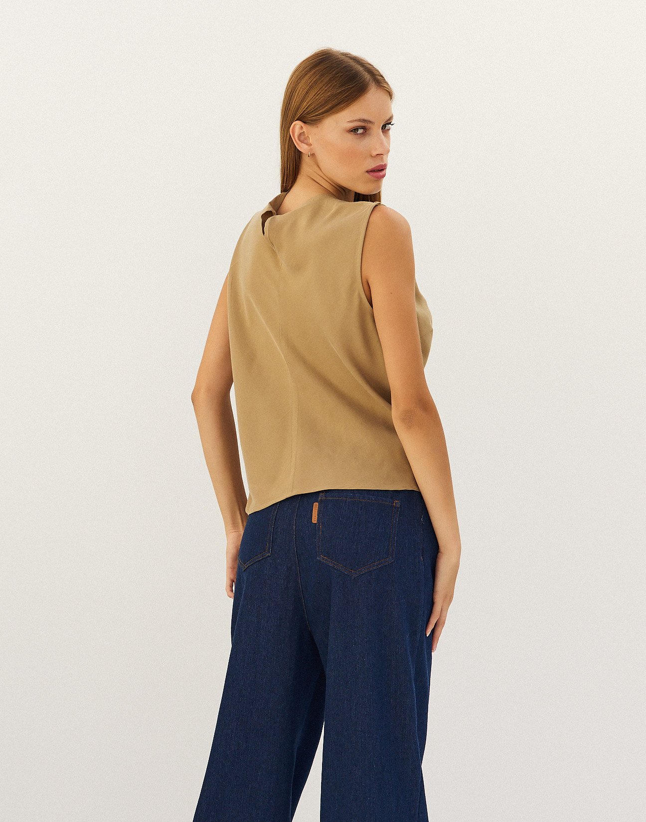 Asymmetric top with tie