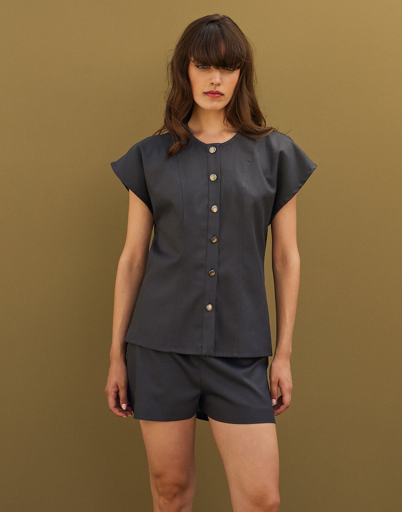 Sleeveless shirt with buttons