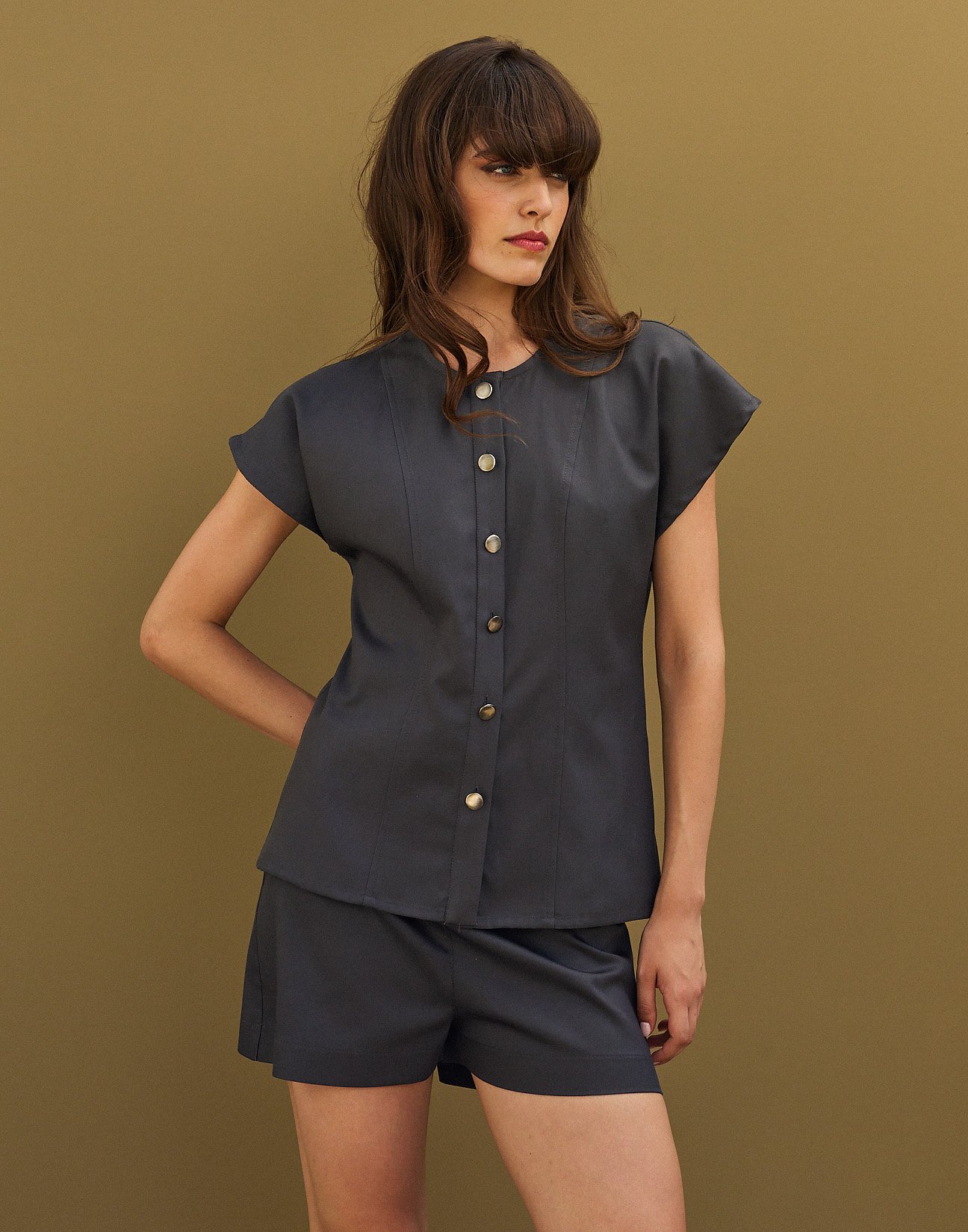 Sleeveless shirt with buttons