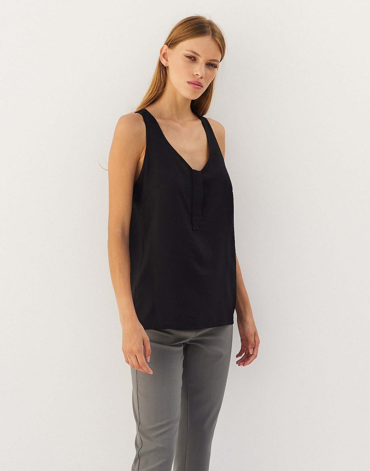 Sleeveless top with button