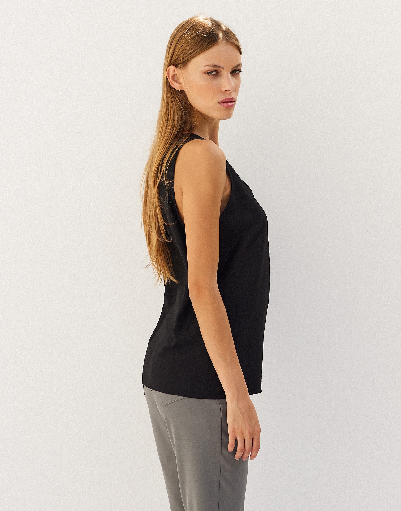 Sleeveless top with button