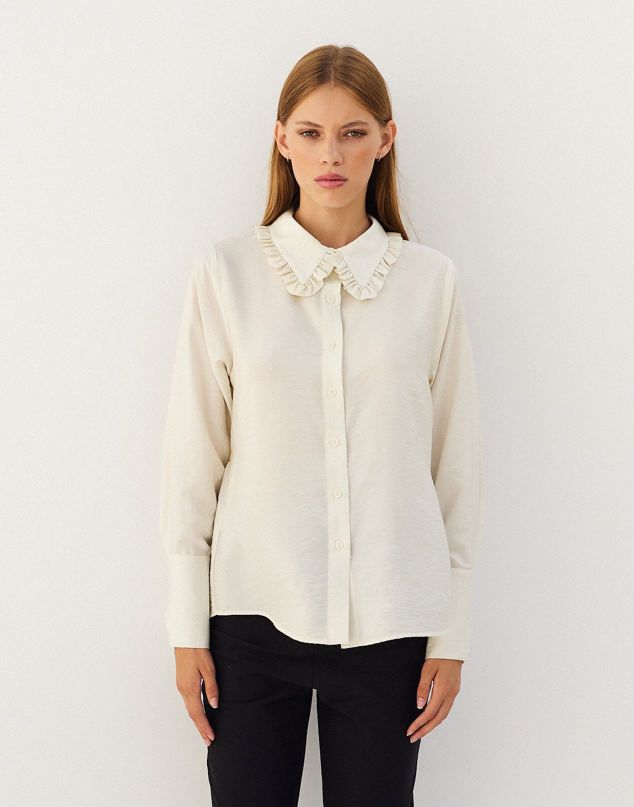 Shirt with ruffled collar