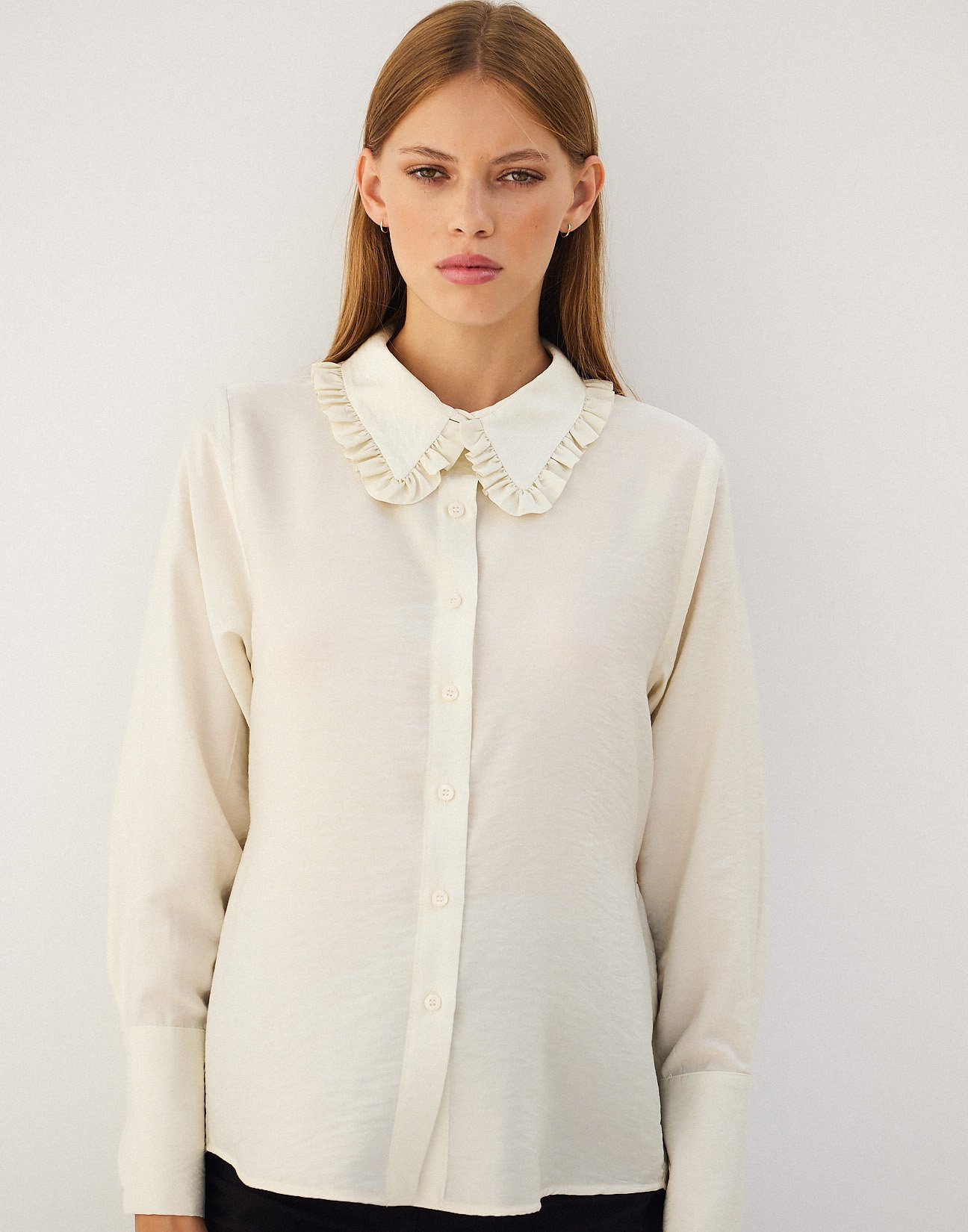 Shirt with ruffled collar