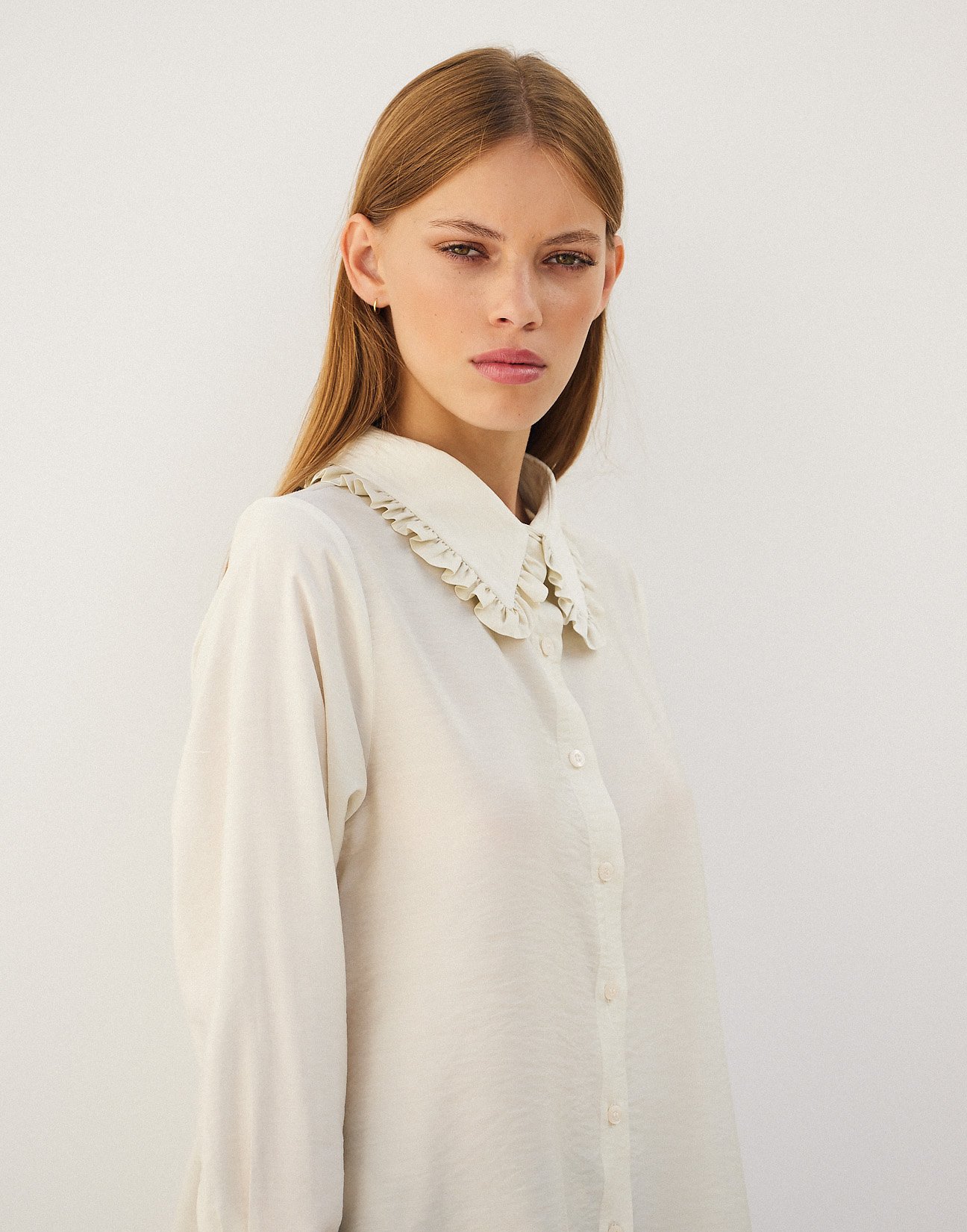 Shirt with ruffled collar