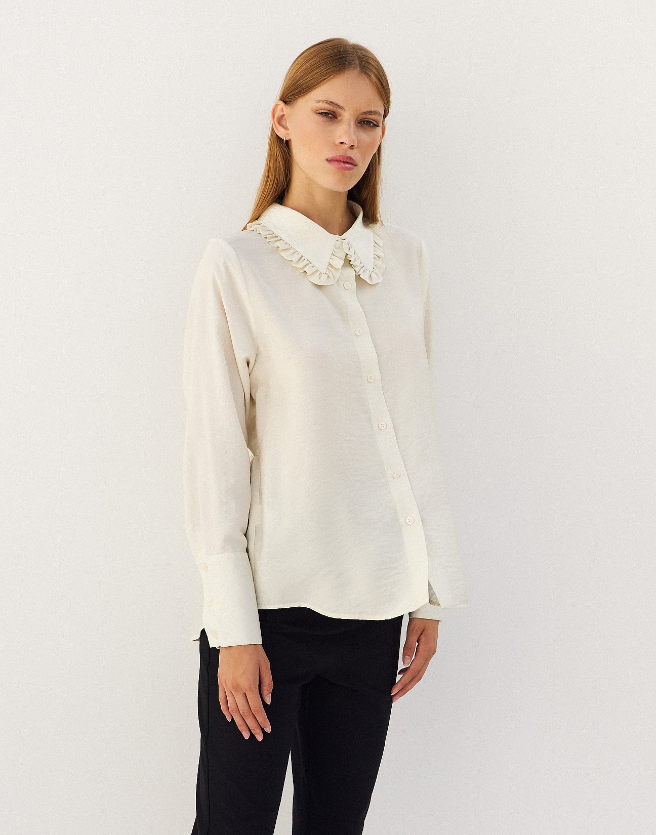 Shirt with ruffled collar