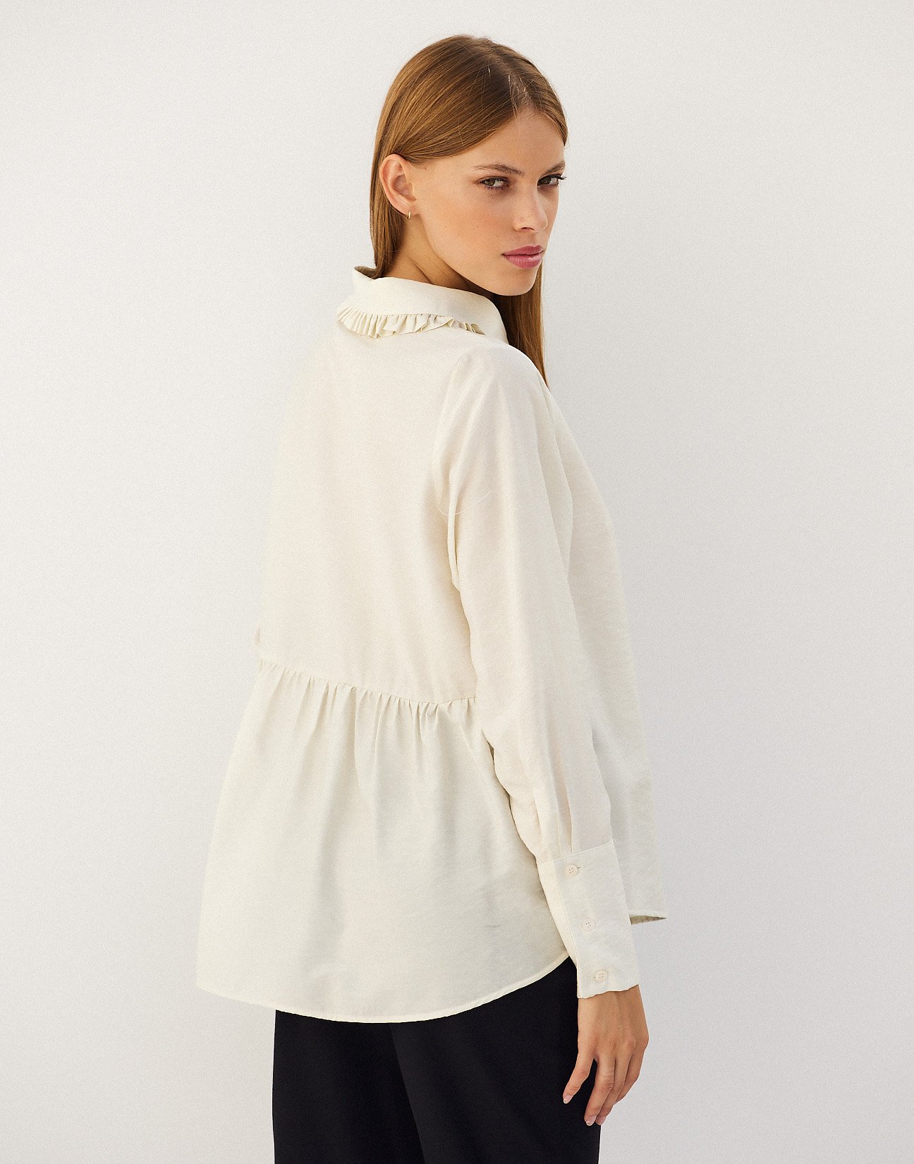 Shirt with ruffled collar