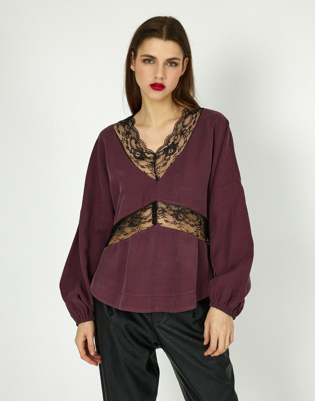 Blouse with lace