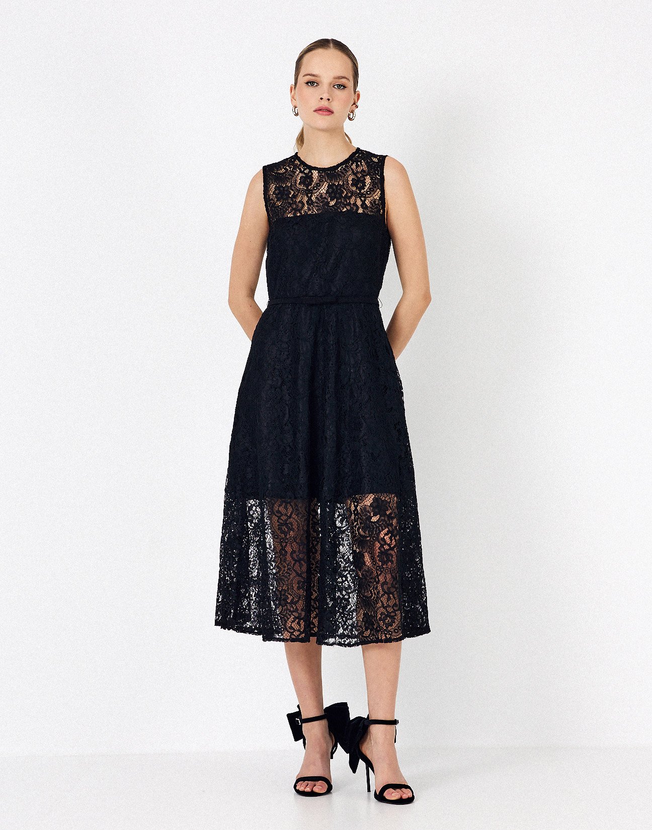 Sleeveless lace dress