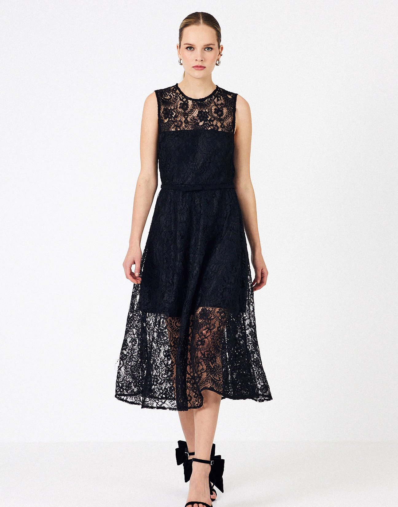 Sleeveless lace dress