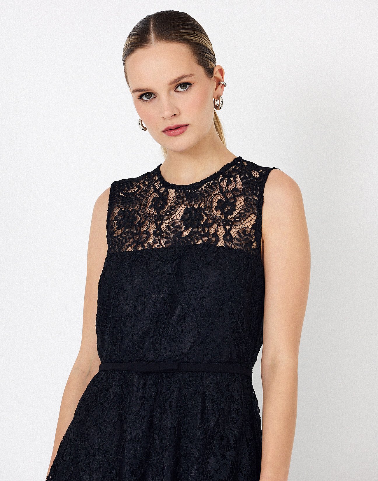 Sleeveless lace dress