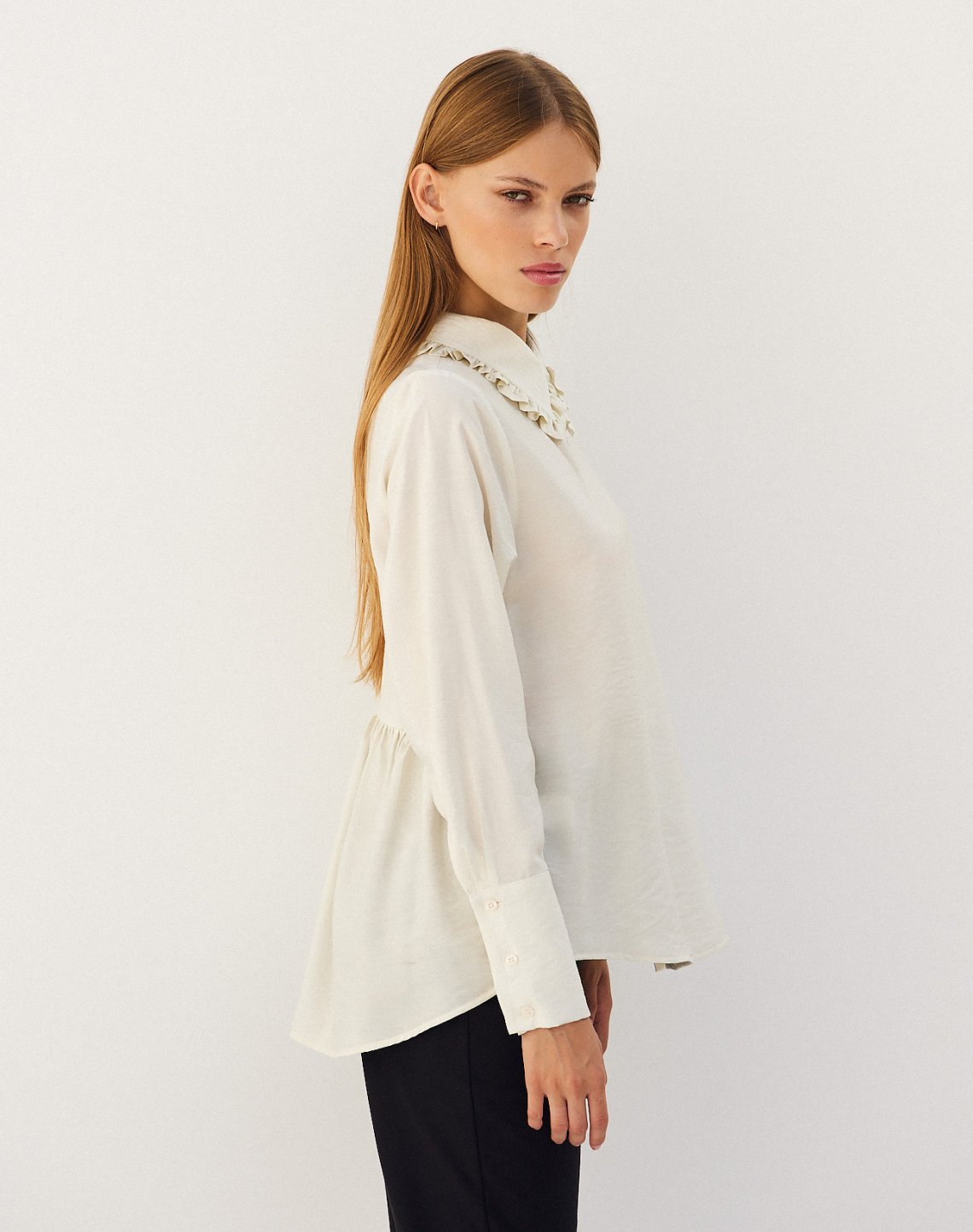 Shirt with ruffled collar