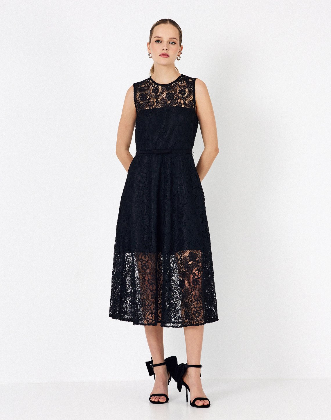 Sleeveless lace dress